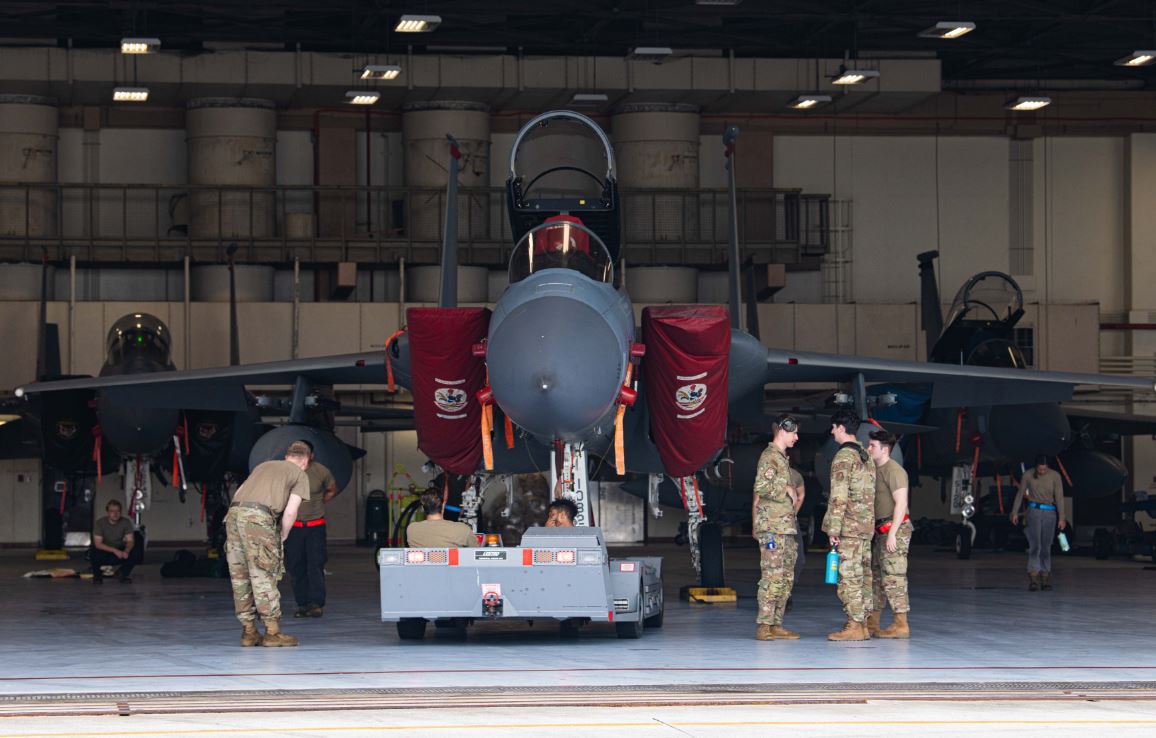 KadenaAirBase_J's tweet image. #嘉手納基地 第18航空機整備中隊所属の空軍兵士が、台風6号による被害を防ぐために、一時的に格納庫に避難させた #F15C 戦闘機と #F35A ステルス戦闘機を駐機場に牽引しています(8月8日)。