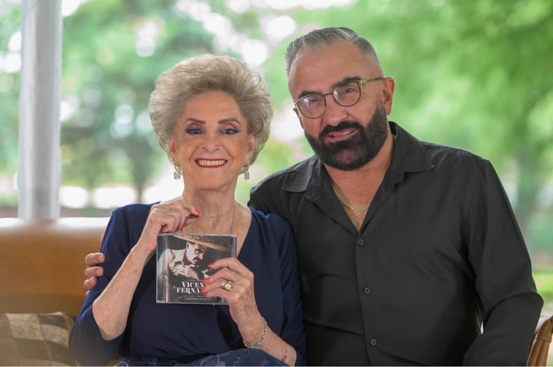 alexoficial's tweet photo. Mi Cuquis y mi carnal presentando una última vuelta del jefe de jefes ♥️
Gracias a todos por mantener siempre viva la voz de esta leyenda.

Les dejo LINK 🔗 para que sean de l@s primer@s en escuchar esta joya! ⬇️
https://t.co/cKhAgCoD5z https://t.co/zvx6FG9lDU
