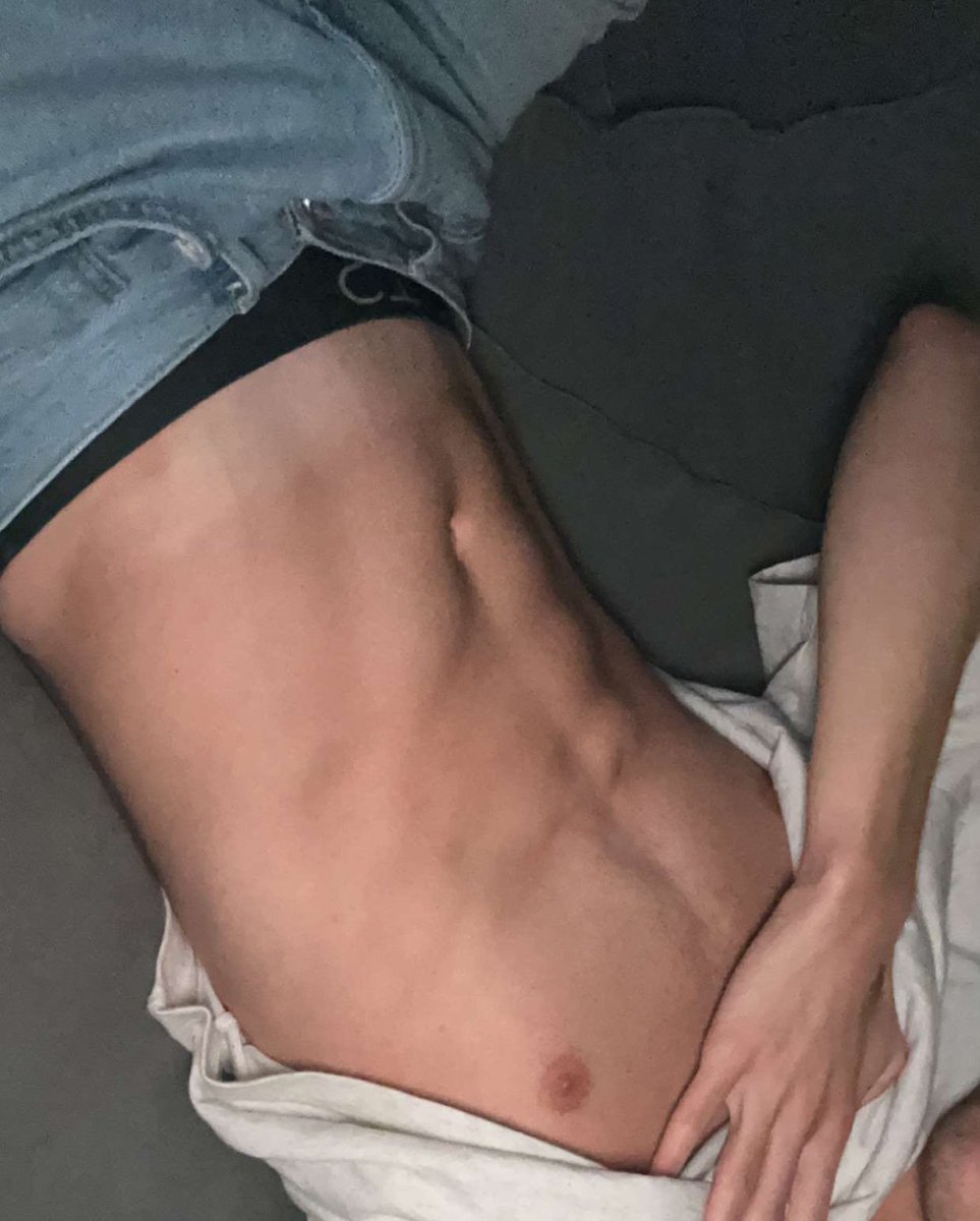toront0twunk's tweet photo. can i send you shirtless photos? 🤭 https://t.co/z9cEQc3f8H
