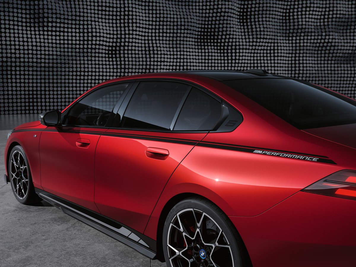 FanaticarMag's tweet photo. BMW präsentiert die neuen #MPerformanceParts für die achte Generation der #BMW5er -Limousine und den vollelektrischen #BMWi5. #G60 #BMW 

https://t.co/UyXyZytK1D https://t.co/T7EmkEmcvA