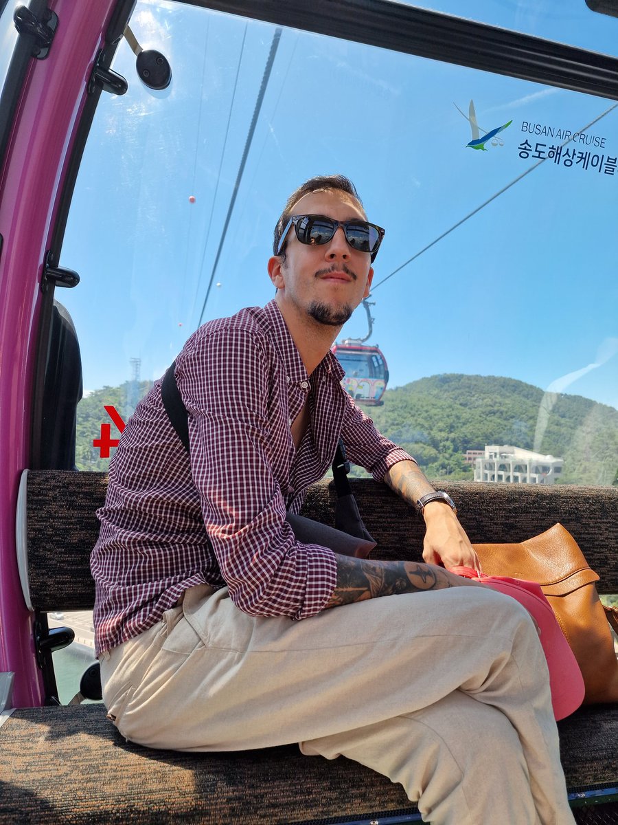 Ygorla's tweet photo. ¡Vamos al lío! No me ha costado mucho convencer a @JaimeGarziaI para coger la entrada con el suelo de cristal ���😄
Las vistas son impresionantes sobre el mar y te permite ver 360° los entrantes y salientes de la accidentasa costa de #Busan
#MagaZinemaEnCorea #SongdoBeach https://t.co/XtTqN2wuxG