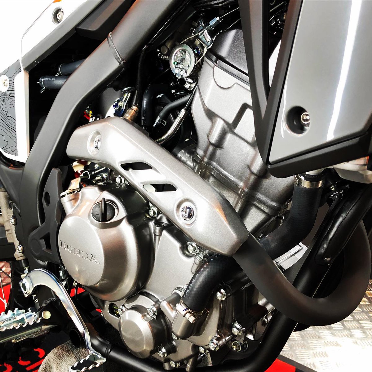 yebisu_moto's tweet photo. 2023 HONDA CRF250L x CR-1 glasscoating
約半年お待ち頂きましたCRF250L新車☆
専任スタッフ&温湿度管理の専用クリーンルームにてCR-1ガラスコーティング施行📷
走路を選ばないオフ車こそ、エンジン足回り車体外装と全ての施行効果が大きく出るんじゃなかろうか( ˶'ᵕ'˶)
#cr1 #glasscoating https://t.co/p2EvELQLd0