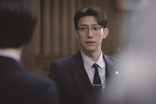 kdramatreats's tweet photo. he went from this                     to this https://t.co/R84pjGj6Q3