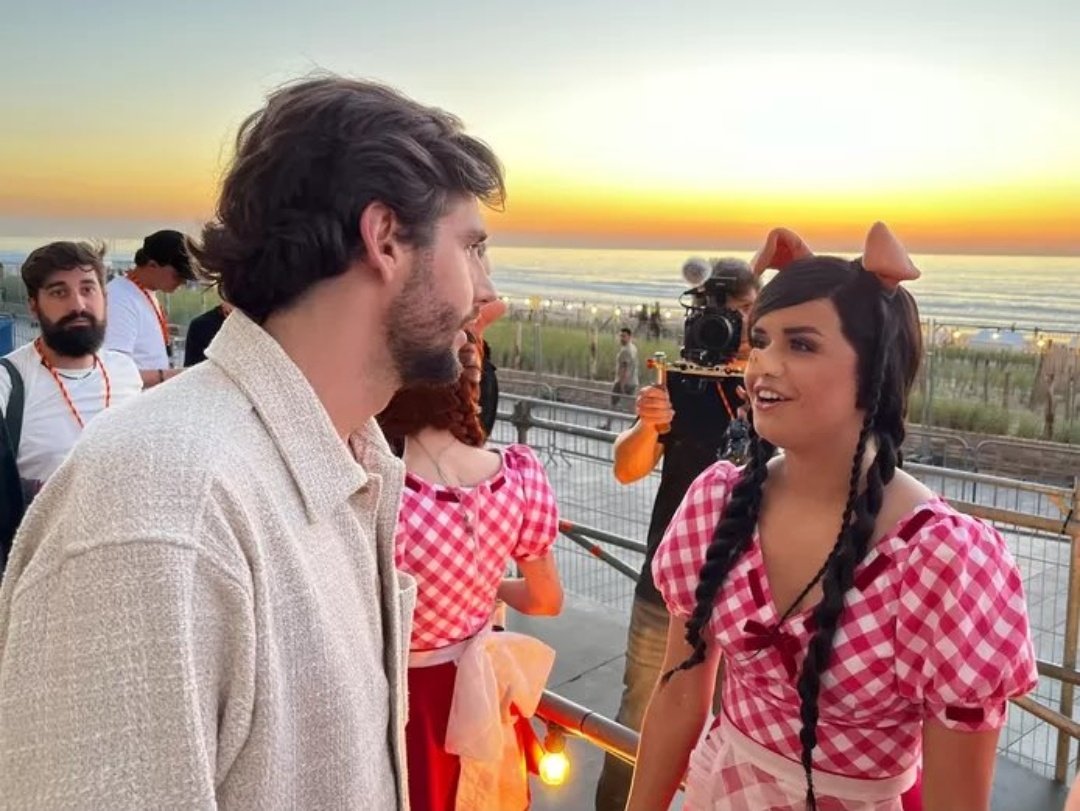 Devway05's tweet image. Alvaro die al jaren droomt over zijn reunie met een leuk meisje waarmee hij 7 jaar geleden heeft gezongen... staat ze nu voor hem al een big

Alvaro: 😰🤯😭

Marthe: 🐽🥰🐽