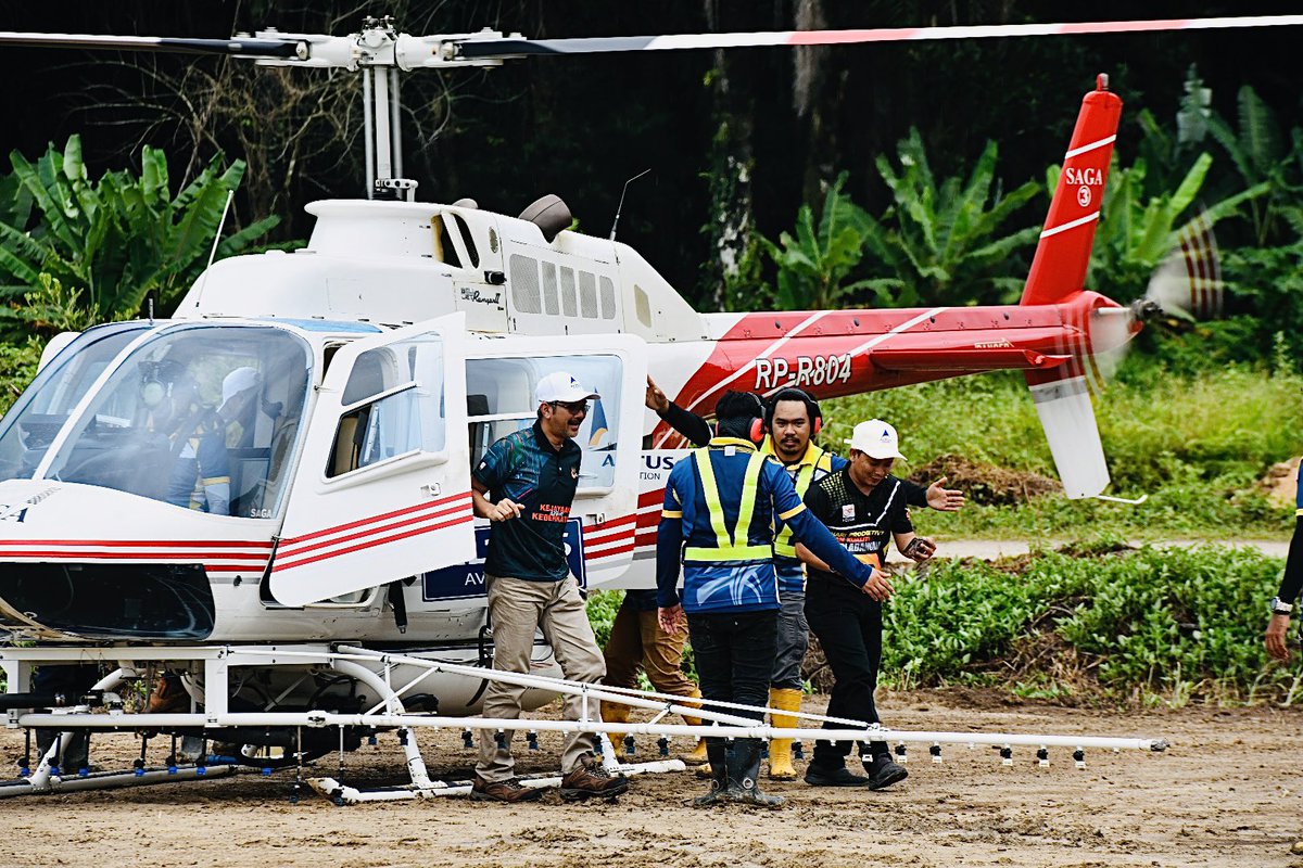 FeldaLKTP's tweet photo. Demo helikopter kawalan UPD di FELDA Besout 1
#segalanyaFELDA #Basmi
#UlatPemakanDaun https://t.co/I0Rcx4abZt