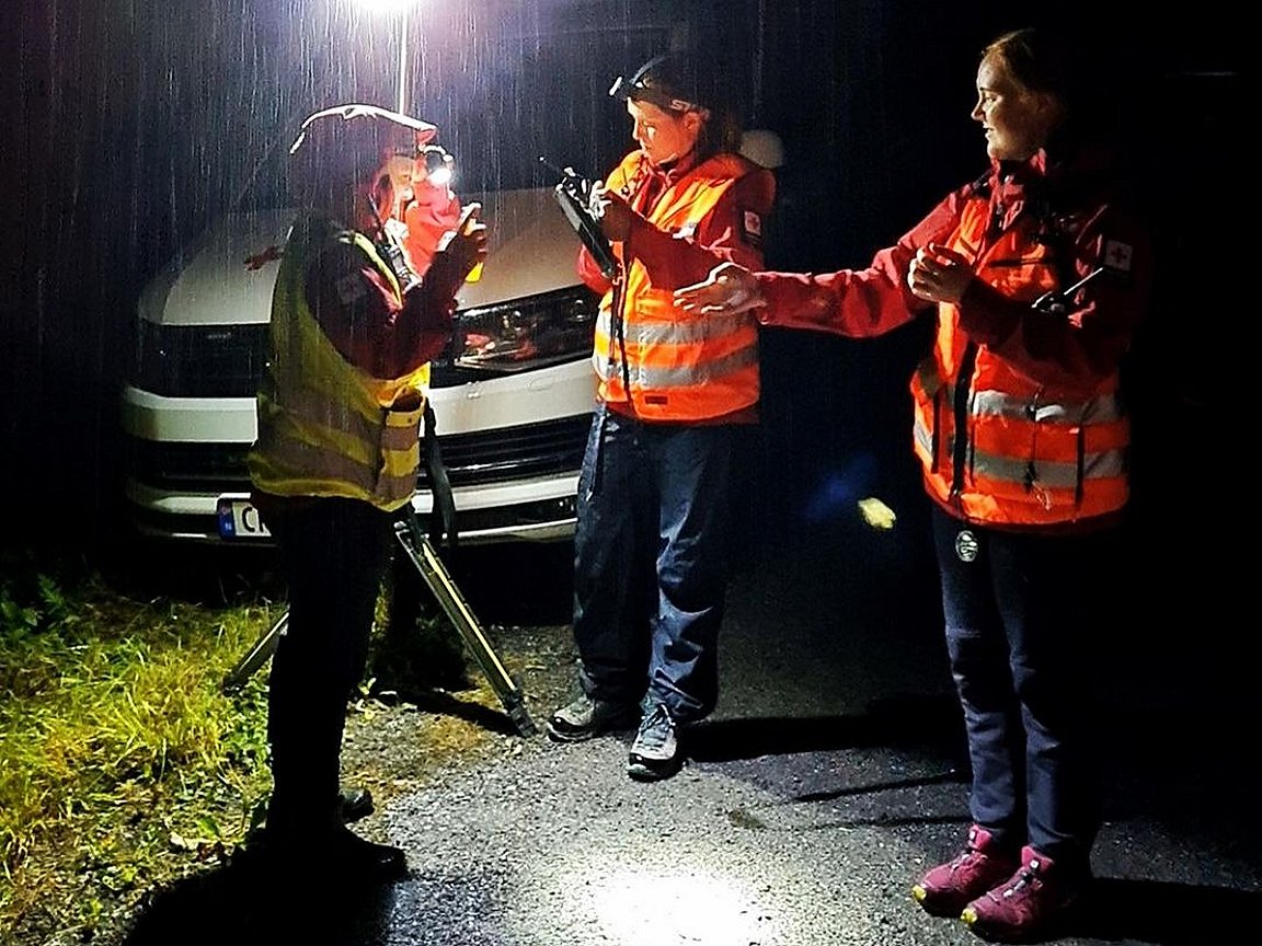 After #stormhans floods &amp; destruction in Nordic region, @AnneBerghRC says: 'The Norwegian Red Cross response is the largest we have ever had to implement in our own country'; pic, <a href="/rodekorsnorge/">Norges Røde Kors</a> volunteers coordinate help to small community of Asak - bit.ly/47nzFTn