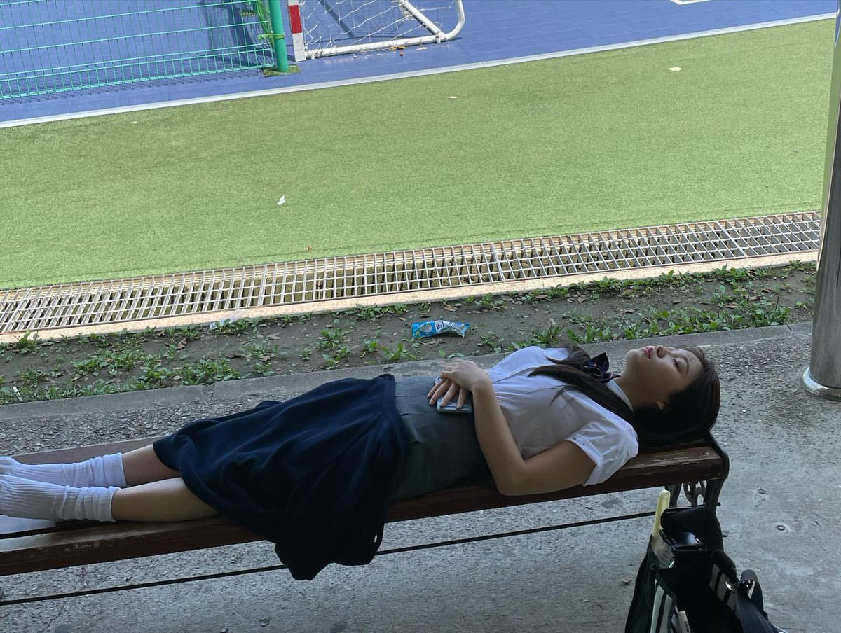 นอนถ่ายเซลฟี่                                        นอนถ่ายแบบ
นอนไปเรื่อย                                            นอนในกองถ่าย