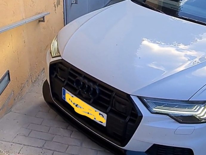 Ignacio23558431's tweet photo. @audispain  Después de tres semanas en el taller MOTORSOL de Cabrera de Mar, llevo más de un mes esperando una pieza que olvidaron poner y los aros de la parrilla, que eran negros y me los cambiaron por cromados. Servicio deplorable. Vergonzoso que Audi admita esto. https://t.co/MOthX5MjnZ