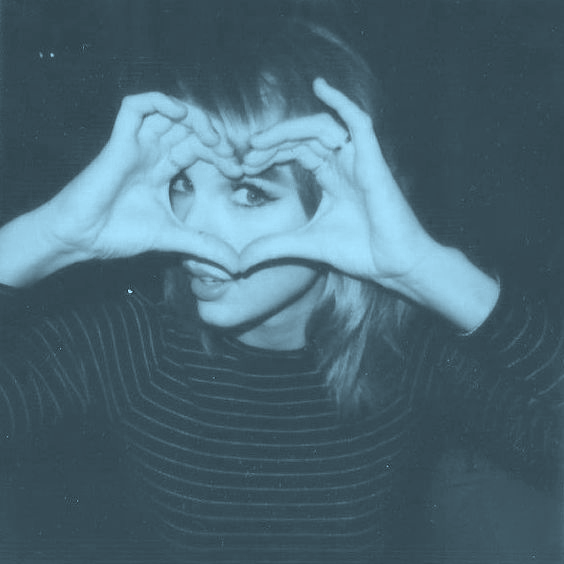 LauraOdair's tweet photo. @swifferwins 🩵 #1989TaylorsVersion https://t.co/FHoZ4YXG4y