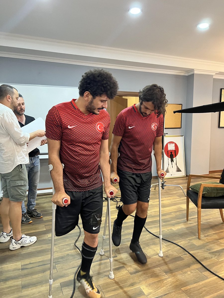 Ampüte Futbol Milli Takımı'nın yıldızı Barış Telli'nin hayatının anlatılacağı #HayatlaBarış filminde milli sporcuyu Taner Ölmez canlandıracak.