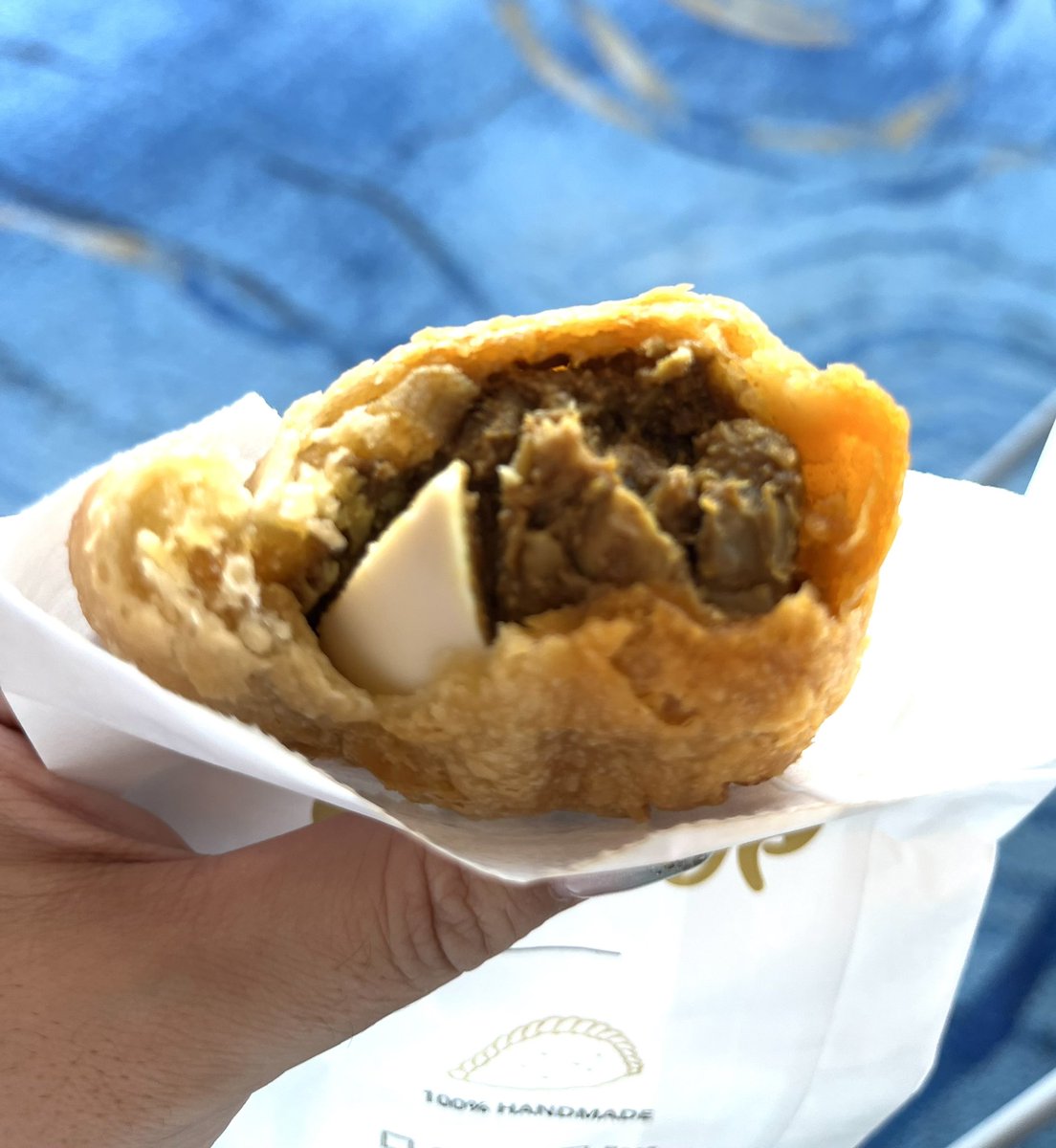 chiyo045's tweet photo. シンガポールの空港での軽食は、いつものカヤトーストと今日はカレーパフ。
チキンと卵が入ってます。

#singapore #changiairport 
#currypuff #kayatoast https://t.co/J1zoMDYCnf