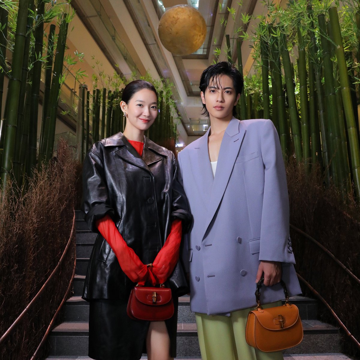 gucci_jp's tweet photo. 表参道で開催中の #GucciBambooSummer に、グローバル・ブランドアンバサダーの志尊淳さん @jun_shison0305 とシン・ミナさんが来場。志尊さんは職人の手で修復されたヴィンテージのバンブーハンドル バッグ、#MinaShin は #GucciBamboo1947 バッグをコーディネート。 https://t.co/PYzHMqwX7w https://t.co/zNWlrCfTY0