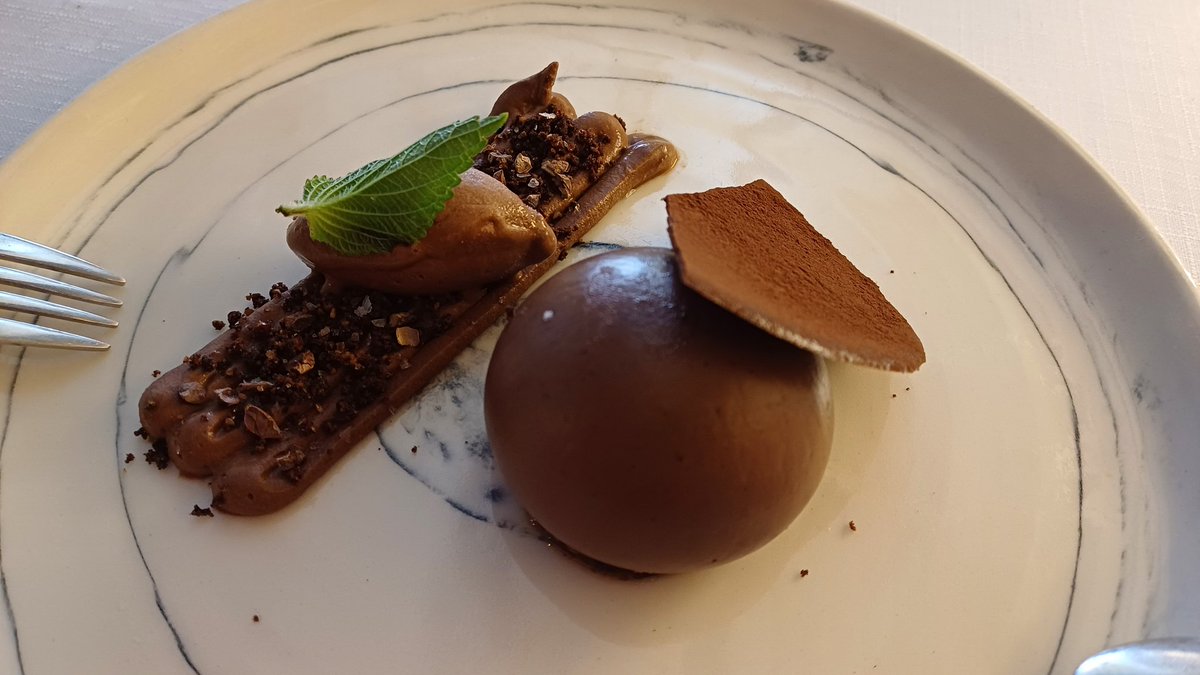 mariocanora's tweet photo. Lo del @VICUSrestaurant 
Remanso de paz, rica cocina, servicio cuidado y ganas de agradar.
Ojo a ese morro de bacalao y a su carta de vinos.
#Pals #Girona https://t.co/FRd9CtVyBC