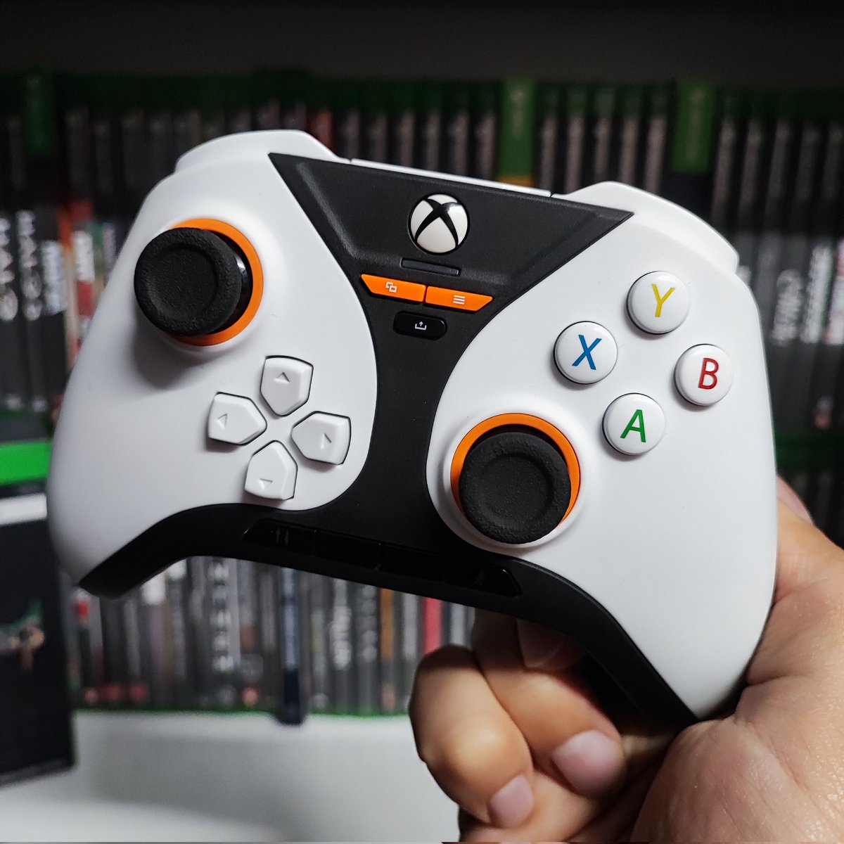 Spiele_Welten's tweet photo. Mein neuer Favorit auf der Xbox: das Gamepad Pro X von @snakebyteDE 

Mehr Infos zu diesem und zwei weiteren Xbox Controllern gibt es morgen für euch 😁 https://t.co/jbHycGhYMp