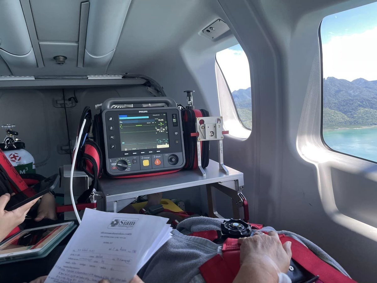 why_thahan's tweet photo. กองทัพภาคที่ 4 ส่งเฮลิคอปเตอร์🚨🚁ช่วยชีวิตนักท่องเที่ยวชาวต่างชาติที่ประสบอุบัติเหตุบนเกาะหลีเป๊ะ นำส่ง รพ.สตูลเร่งด่วน จนอาการปลอดภัย
#ทหารมีไว้ทำไม
#ยุทโธปกรณ์เพื่อประชาชน https://t.co/WrXUZxmuXs