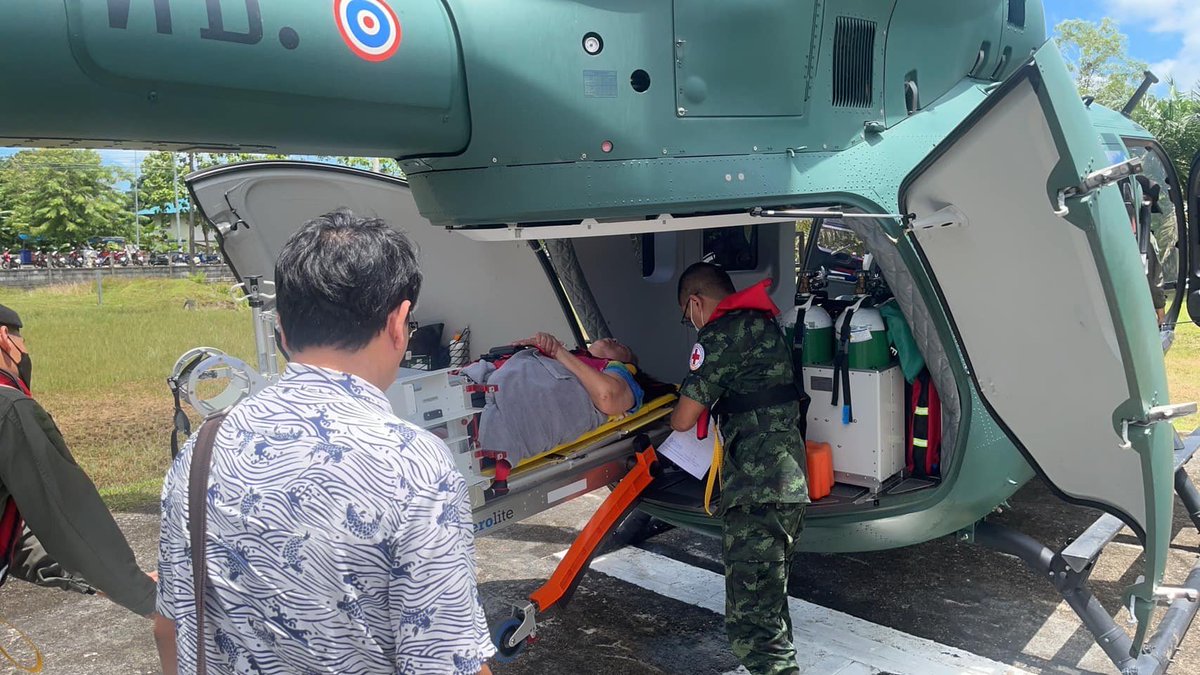 why_thahan's tweet photo. กองทัพภาคที่ 4 ส่งเฮลิคอปเตอร์🚨🚁ช่วยชีวิตนักท่องเที่ยวชาวต่างชาติที่ประสบอุบัติเหตุบนเกาะหลีเป๊ะ นำส่ง รพ.สตูลเร่งด่วน จนอาการปลอดภัย
#ทหารมีไว้ทำไม
#ยุทโธปกรณ์เพื่อประชาชน https://t.co/WrXUZxmuXs