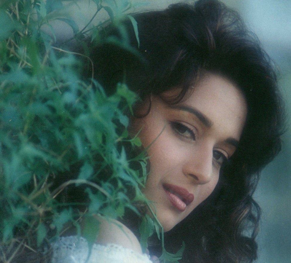 jasmine17_18's tweet photo. It's #39YearsOfMadhuriDixit !
Keep shining my Beautiful 😍 
There is literally no one like you Queen. Your beauty, ur grace, ur expressions, ur talent, ur humbleness, ur dancing ,ur smile,ur aura, ur screen presence ...uff She is the GOAT. 
Love u @MadhuriDixit
#MadhuriDixit https://t.co/ryWrgMQxHb