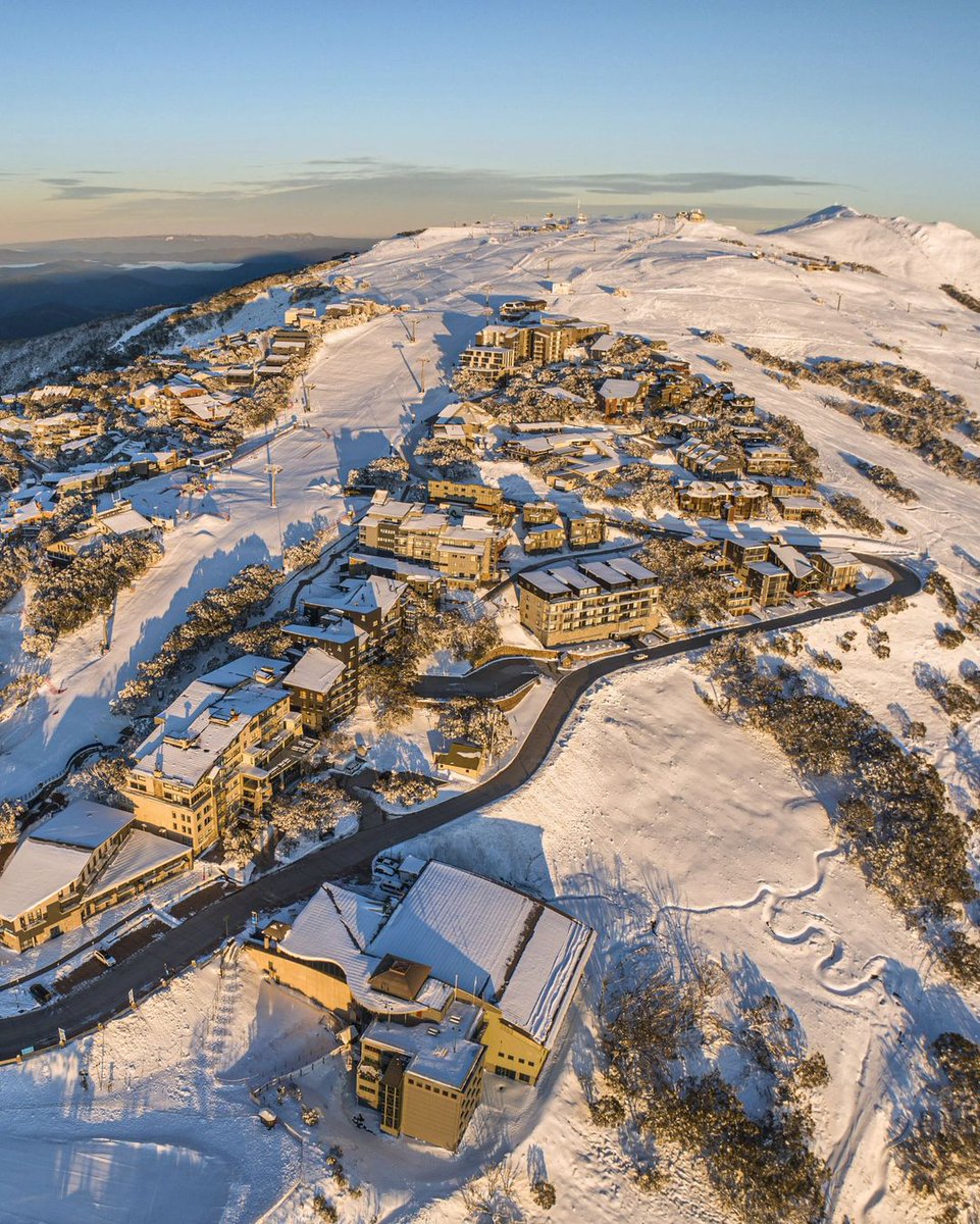 Hitting the slopes? Why not book an afternoon balloon flight in Mansfield, too? ⛷️🏂 The greatest places to visit on-mountain (in our opinion): 📍@grimusgrind 📍@breathtakerhotelandspa 📍@dbalpine 📍@snowfoxboutique 📸 @harroart  globalballooning.com.au/bullers-best-k…
