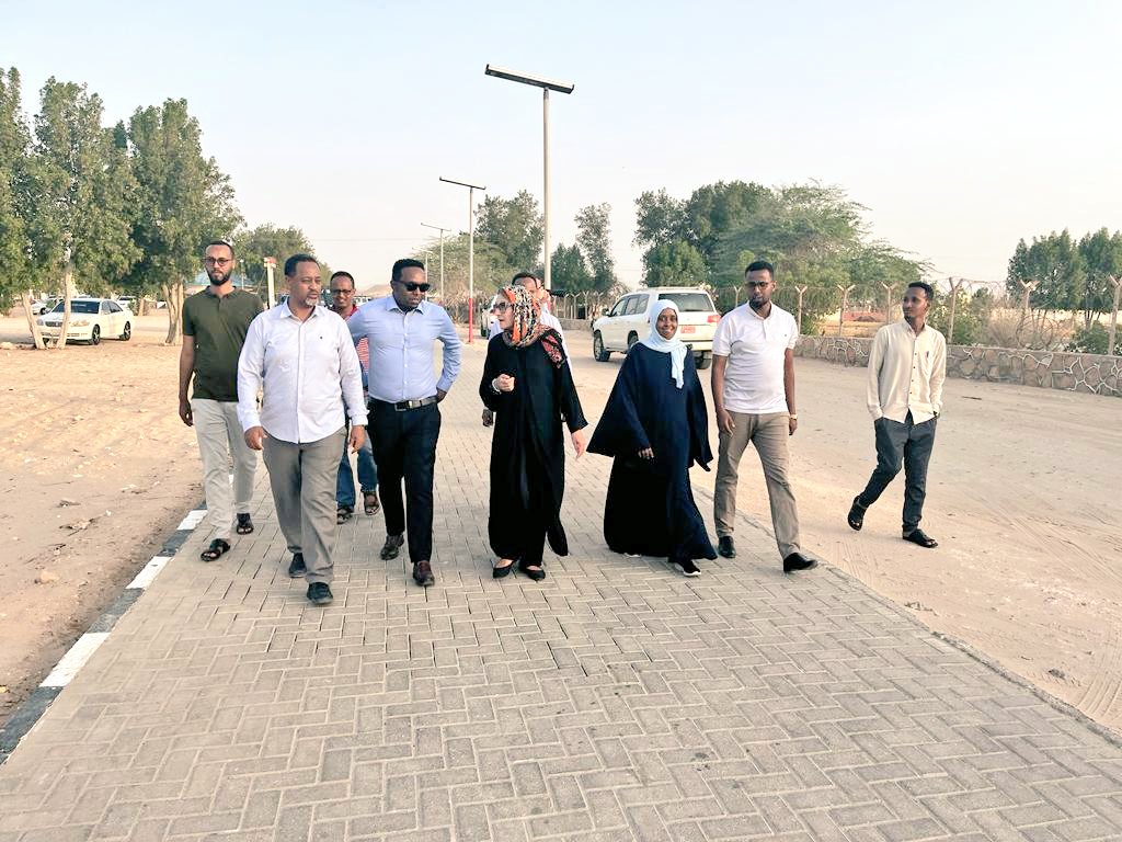 UNHabitat_Som's tweet photo. During her diplomatic mission to the Sahil region of Somaliland, EU Ambassador to Somalia, @TiinaIntelmann toured the #Batalaale Beach in Berbera  which has seen various developments- sidewalks,streetlights,market area, family youth and sports area, since its launch in 2020 https://t.co/GfizUj0O5O