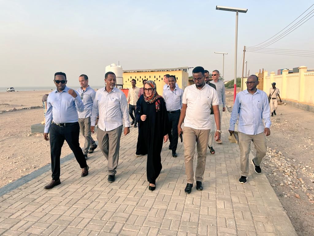 UNHabitat_Som's tweet photo. During her diplomatic mission to the Sahil region of Somaliland, EU Ambassador to Somalia, @TiinaIntelmann toured the #Batalaale Beach in Berbera  which has seen various developments- sidewalks,streetlights,market area, family youth and sports area, since its launch in 2020 https://t.co/GfizUj0O5O
