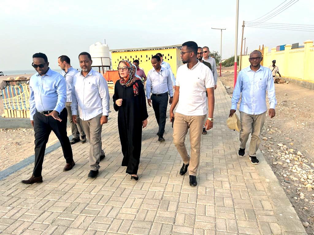 UNHabitat_Som's tweet photo. During her diplomatic mission to the Sahil region of Somaliland, EU Ambassador to Somalia, @TiinaIntelmann toured the #Batalaale Beach in Berbera  which has seen various developments- sidewalks,streetlights,market area, family youth and sports area, since its launch in 2020 https://t.co/GfizUj0O5O