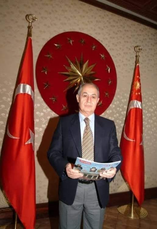 Uzaktan_Gelen__'s tweet photo. Kendisine verilen 1243 parça hediyenin, 1243'ünü de
bırakmış... Götürmemiş.

Bu benim cumhurbaşkanım olamaz...
Zaten, kırmızı ışıkta durmasından belliydi...
Kimse durmuyor ki, o niye duruyor?
İsveç mi burası?
Bakıyorum gazetelere...
94 parça gümüş,
22 vazo,
9 takı,
27 hatıra para,
4 tabanca,
83 parça değerli süs eşyası,
55 tablo,
86 porselen,
7 madalyon,
4 saat...
İnsanın içi gidiyor!
Al, götür di mi... Bırakmış, gidiyor.
Üstelik, liste eksik...
Kendisine tahsis edilen "kafana göre harca" denilen
ödeneği de harcamadı.
Hediyeleri bıraktığı gibi...
Papelleri de bıraktı.
46 trilyon liracık! Ye, yemedi...
Gez, gezmedi.
O zaman bırak biz yiyelim...
Ona da izin vermedi. "Yetim hakkıdır" dedi, görevi
boyunca tasarruf ettiği 46 trilyonu, Maliye'ye iade etti...
Kemal Abi'ye.
Çocukları hálá memur...
First Lady desen...
Bi Atıl Kutoğlu'nu bile tanımıyor...
Belediyeler, bizim paramızla simitçilere Cemil
İpekçi'den köstüm hazırlattı; o hálá kendi cebinden giyiniyor.
Aşçıyı, garsonu azalttı.
"Suyla çalışmıyor bunlar" dedi, 14 makam aracını geri
verdi.
Okluk'taki yazlık köşke hiç gitmedi.
Oğlunu evlendirdi, elektrik parasına kadar cebinden
ödedi.
Eşi düştü, bileğini kırdı; hastaneye sivil araçla götürdü,
röntgen için kuyruğa girdi, sıra bekledi.
Annesi vefat etti, gene sivil plakayla gitti; flap flap flap,
fors yapmadı...
Resmi yemekler hariç, kimseye davet vermedi.
Mutfakta yerli ürün kullandırttı.
Şatafattan uzak durdu.
Yeminini tuttu...
Hukuku üstün kıldı.
E haliyle...
Sevilmedi...
Sevilmezde dürüst insanlar...
