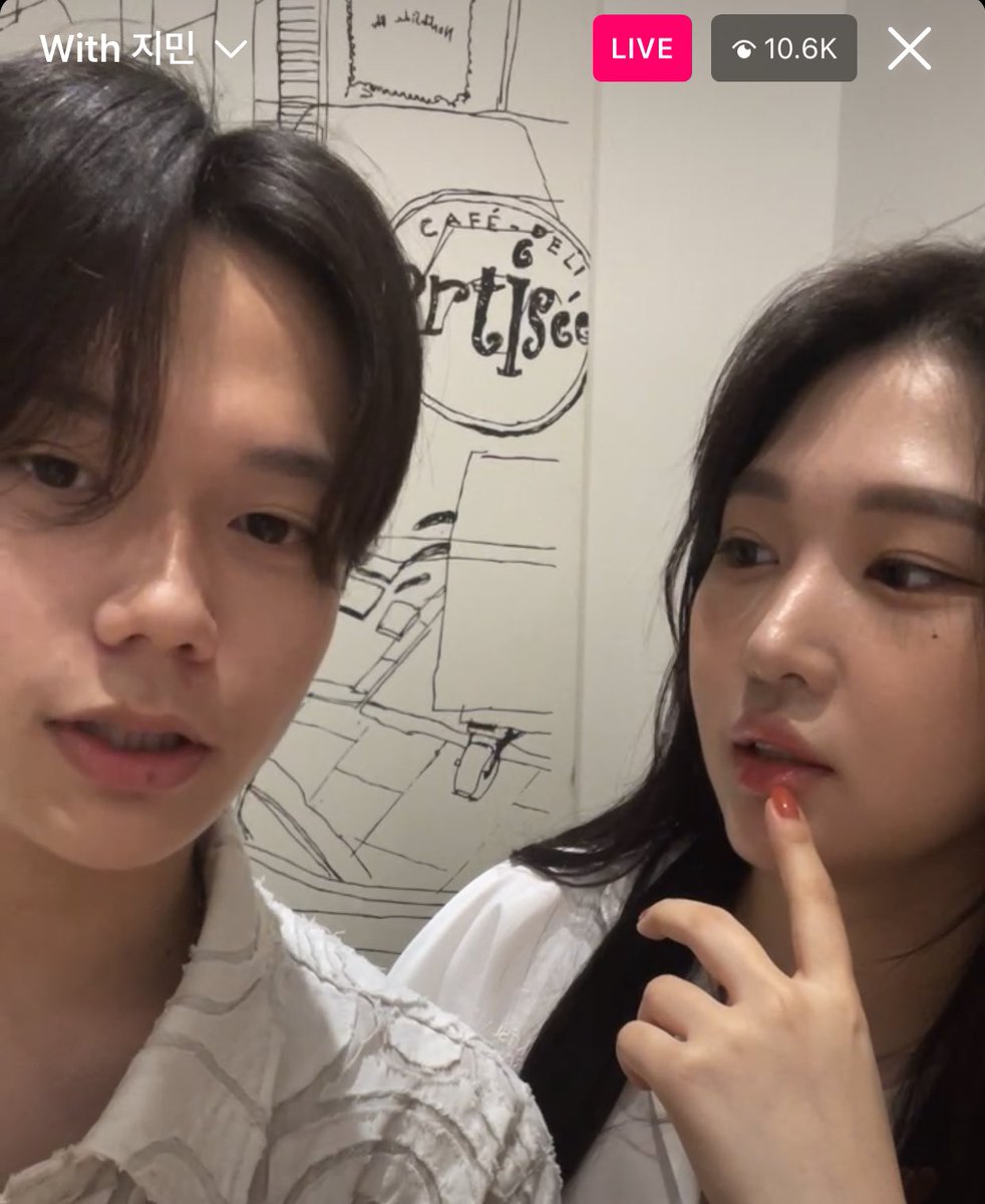 litoldokyeomie's tweet photo. yerin jimin stop looking at each other like that U GUYS R GETTING MY HOPES UP 😭

#NineteentoTwenty https://t.co/gfawEHPOR0