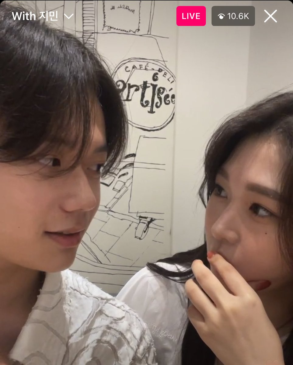 litoldokyeomie's tweet photo. yerin jimin stop looking at each other like that U GUYS R GETTING MY HOPES UP 😭

#NineteentoTwenty https://t.co/gfawEHPOR0