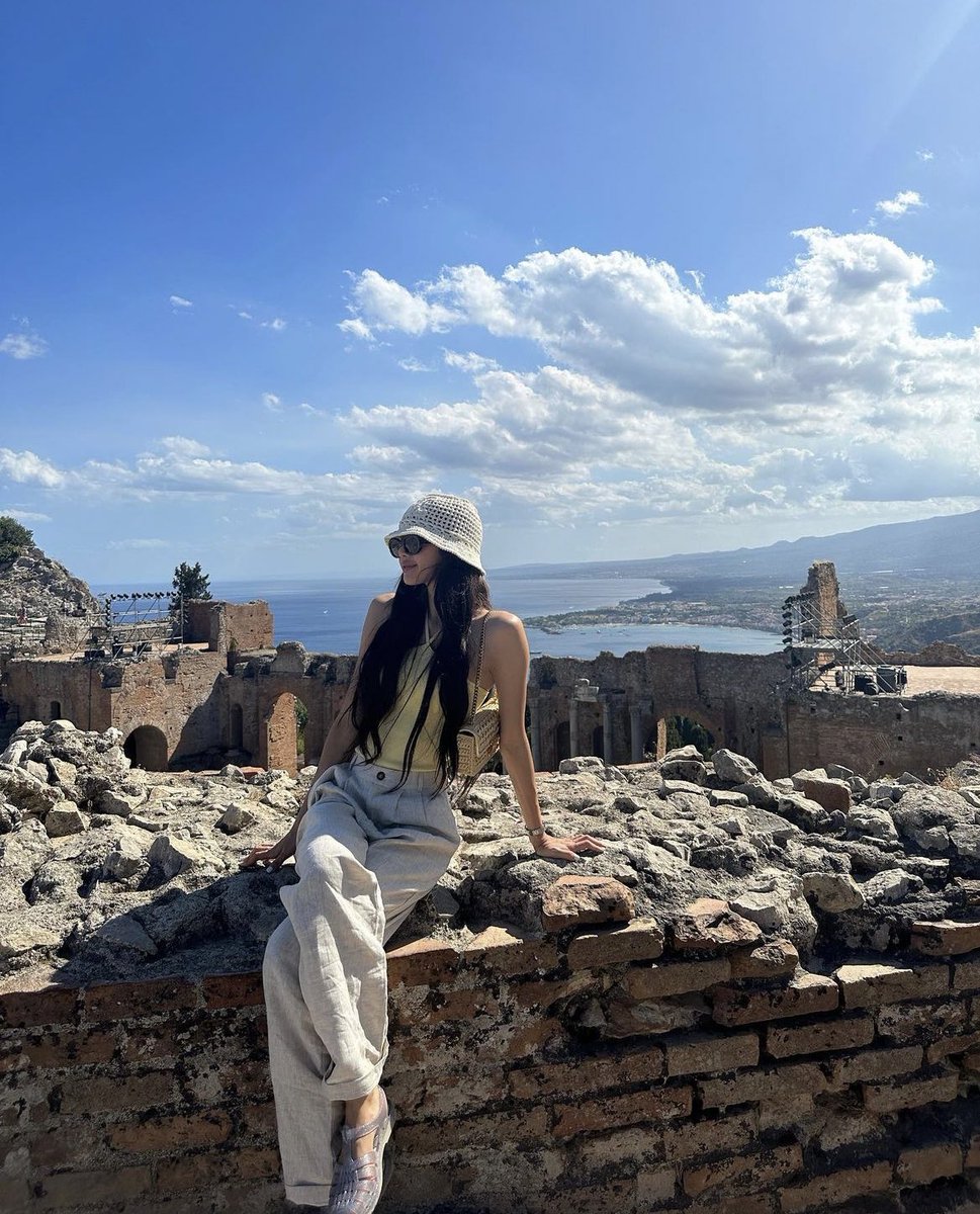 #LISA in yellow 💛