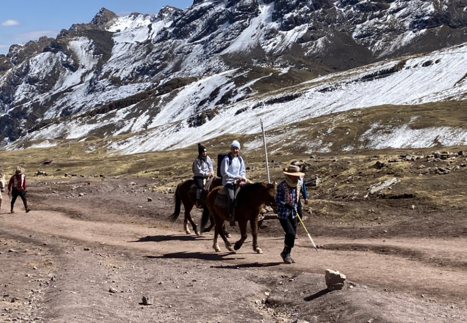 PipersCornerSch's tweet image. We&apos;re so happy that our #PipersSenior students had the unforgettable experience of climbing Rainbow Mountain on their trip to Peru. 

The team showed great resilience and were treated to spectacular views and the company of adorable llamas and alpacas 🇵🇪