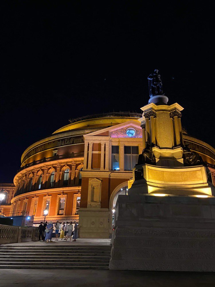 Double prom yestereve!! Great to catch up with <a href="/EleanorHaward/">Eleanor Haward</a> &amp; <a href="/townleyp/">Philip Townley</a>. The <a href="/BBCPhilharmonic/">BBC Philharmonic Orchestra</a>, Dame Sarah Connelly &amp; <a href="/johnstorgards/">John Storgårds</a> followed by <a href="/VOCES8/">VOCES8</a>, <a href="/olagjeilo/">Ola Gjeilo</a> &amp; Carducci String Quartet. Soul-nourishing beauty at the <a href="/bbcproms/">BBC Proms</a> 🥰