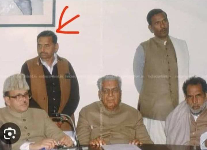 ROHITYA76626587's tweet photo. @ArunrajbharSbsp अरुण थोड़ा जान लो कि समाजवादी विचारधारा सिर्फ कुर्सी पर बैठने के लिए नहिं ब्लकि अपने से बड़े और सम्मानित लोगों को हमेशा सम्मान देना सिखाती है 
और रही बात समाजवादियों की तो समाजवादी पार्टी कभी भी बख़्शीश की राजनीति नहिं करती समाजवादी पार्टी परिवर्तन की राजनीति करती है 🙏 https://t.co/cASWdmRosO