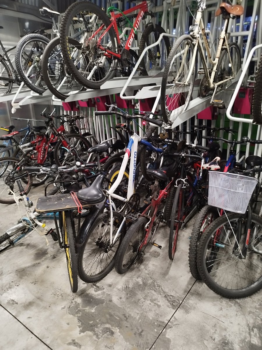 antoniopunkrock's tweet photo. @LaSEMOVI @MetroCDMX @GobiernoMX @Claudiashein solicito poner orden en el estacionamiento de bicicletas  de  la estación de metro periférico ya que no funciona la pluma y gente sin autorización ingresa volviendolo un caos. https://t.co/O0qAQqcsFo