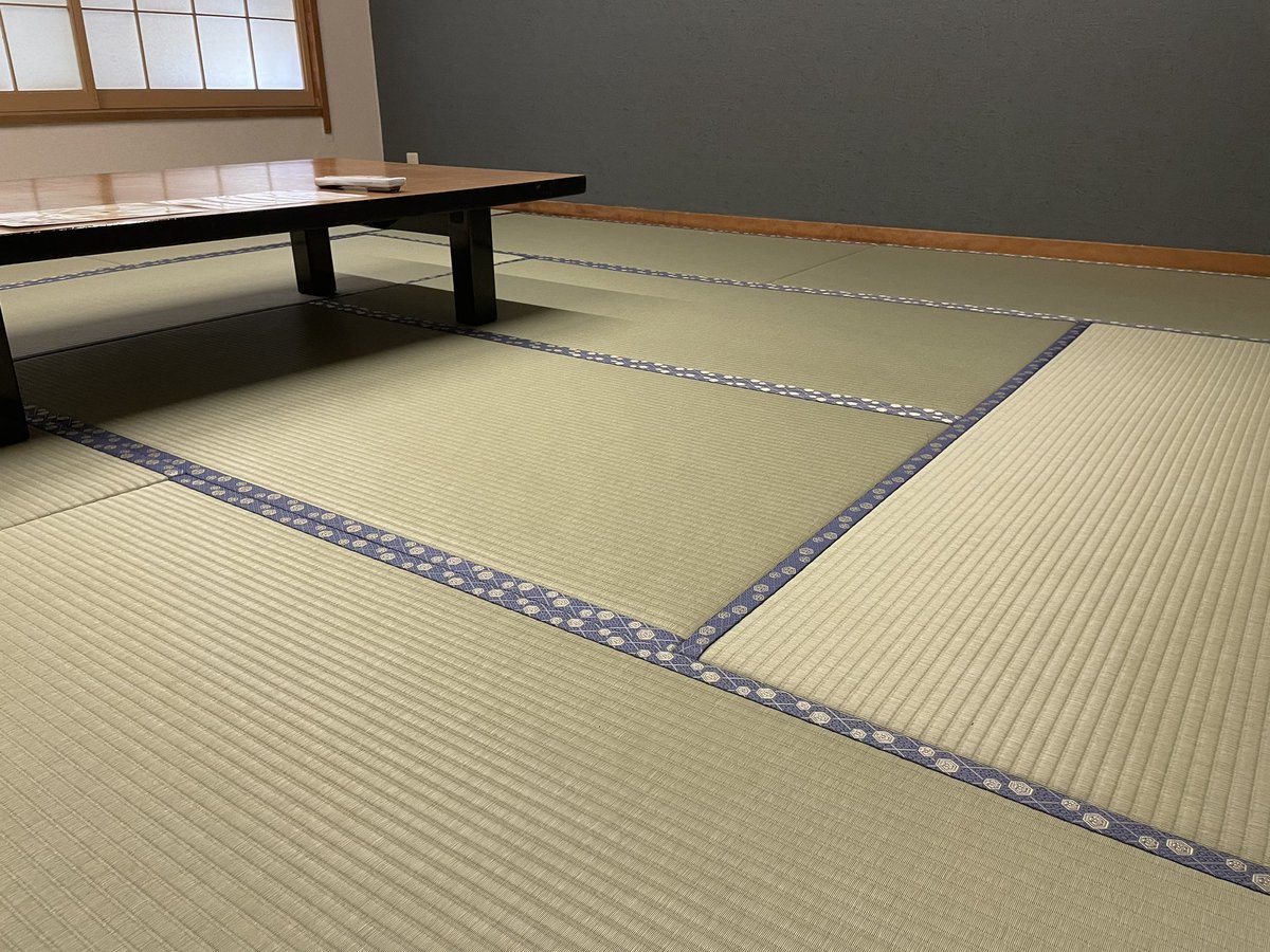 sagagrace1's tweet photo. こんにちは_(:3 」∠)_
久しぶりの更新となります🙇‍♂️
暑い日が続いていますが、皆様お元気でしょうか？（���ω＾）

当館は現在「畳」とお部屋の「壁紙」を新調中です！
新しい畳の匂いと、お部屋ごとに違う壁紙を是非お楽しみ下さい！＼( 'ω')／ﾊﾞｯ
#嵯峨グレースホテル https://t.co/mSFuWhFBVz
