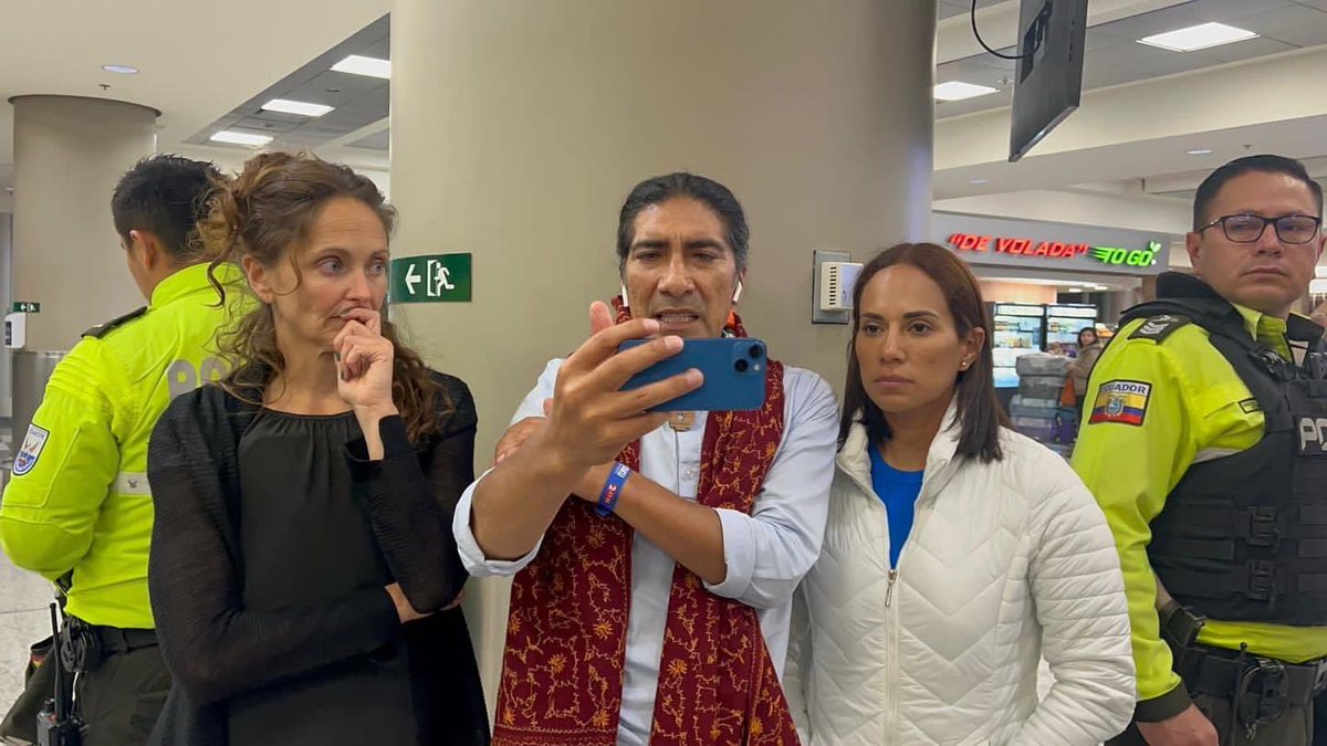 yakuperezg's tweet photo. Acabo de llegar a #Quito de la mano de  mi jefa de campaña @manuelapicq, mi candidata a la vicepresiencia @NoryPinela y el candidato a la Asamblea Nacional @Panchitovergara. 

Hicimos un llamado de tranquilidad y paz al país en una entrevista de @teleamazonasec. 

Estamos en contacto con los candidatos para el pacto por la seguridad del día de mañana con los binomios presidenciales. 

@LuisaGonzalezEc @ottosonnenh @AtomikHeartMom @DanielNoboaOk @BolivarArmijos @xhervas @jantopicecuador