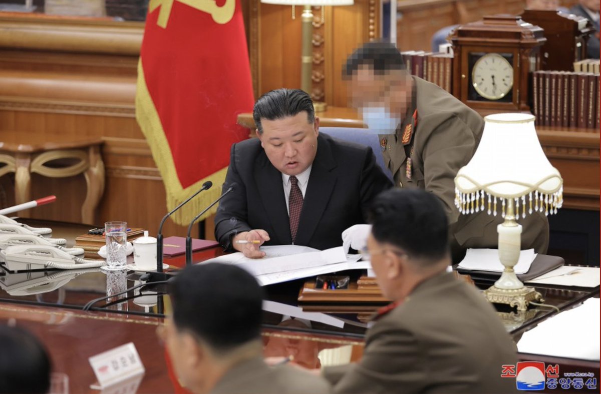 Nordkorea bereitet Krieg vor:

"The respected Comrade Kim Jong Un  ... analyzed the present situation ... and made an important conclusion on further stepping up the war preparations of the Korean's People Army in an offensive way", schreibt die  Nachrichtenagentur KCNA.