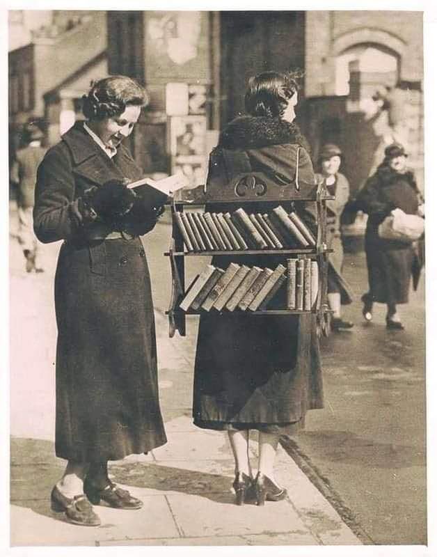parthomishra's tweet photo. A moving library in London in 1930.
#movinglibrary #library https://t.co/Y3O71LRMeS