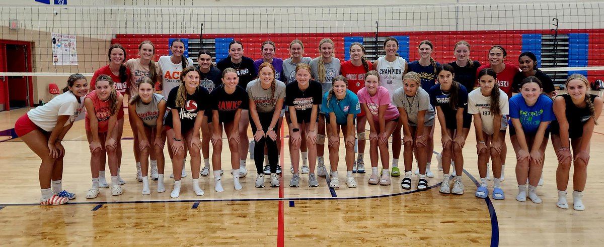 PlatteviewVB's tweet photo. Loved having @annajkoehler and @KaleighKoehler back in our gym! Great message on healthy competition, effective communication, holding ourselves and teammates accountable, and choosing a college that fits. 
#alwaysatrojan
#MIH
@Trojans_of_PHS https://t.co/tR9TfownmY