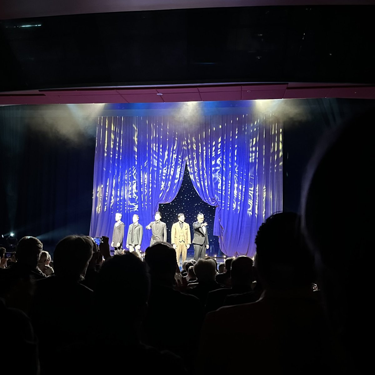 zstonish's tweet photo. #MagicLive was a good good time‼️ Bunch of magicians geeking out. Love it. #MagicLife https://t.co/YdwsXavNUK