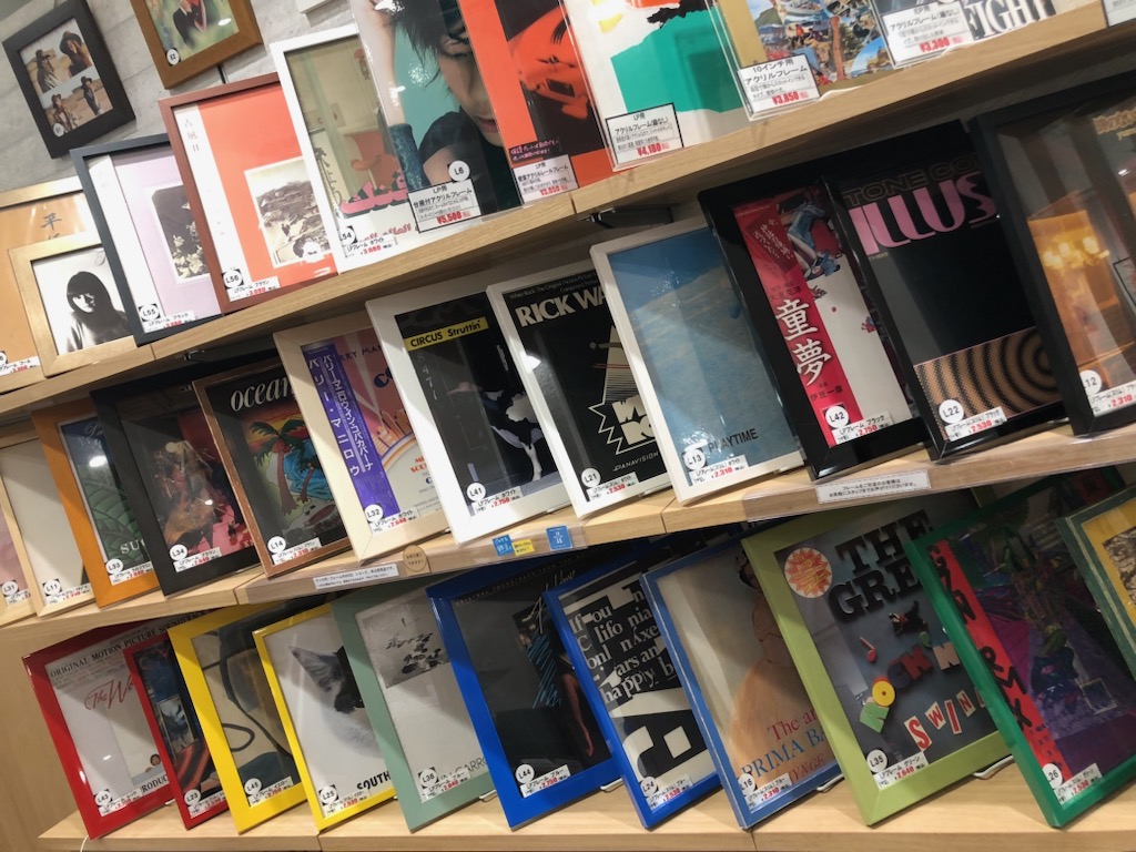 diskunion_ds21's tweet photo. ✨8/10(木)-8/16(水)✨
3,000円以上のお買上げで10%OFFセール🉐
アクセサリー・収納ストア店頭にて開催中です。
一部対象外商品を除き、ほとんどの商品が対象!
お部屋を彩るフレームや音質向上や保管にマストなクリーナー等この機会にぜ���!
https://t.co/Vocs7d50sw
#DUSAL
#DUセール https://t.co/MeN9HeNaCh