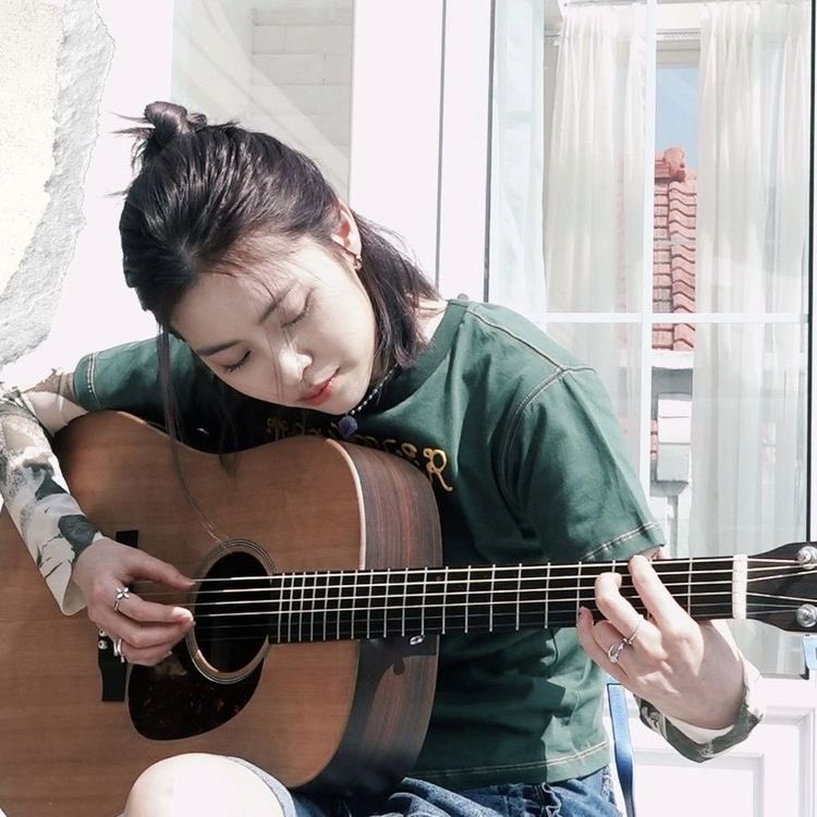 zelobyzelo's tweet photo. "Akan kugenjreng hatimu dengan gitarku" https://t.co/jaGcGaIqHS