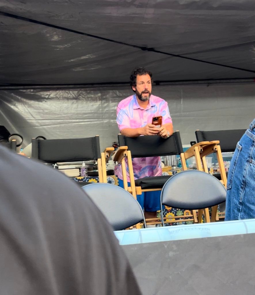 Si han puesto a pensar de las tantas vibras que da Adam Sandler a 1989 ?