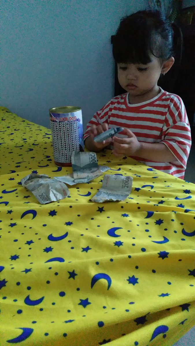 bungalotus25's tweet photo. dah pinter menabung buat sekolah n naik kereta katanya ๐๐
#lovUbaby๐คฉ๐น https://t.co/69AIi40gix