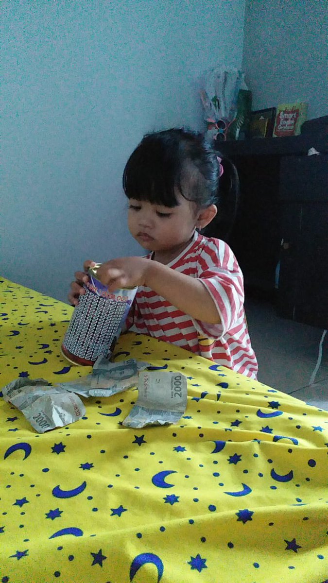 bungalotus25's tweet photo. dah pinter menabung buat sekolah n naik kereta katanya ๐๐
#lovUbaby๐คฉ๐น https://t.co/69AIi40gix