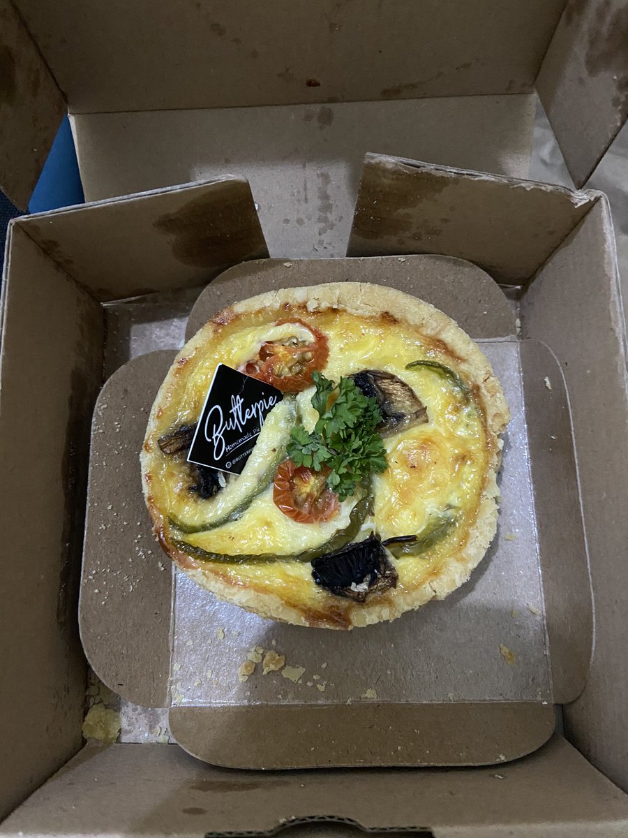 _aka_hito's tweet photo. aku sebenarnya makan a little bit di bawah maintenanceku karena sadar yg dimakan manis2 semua. yha. harus sadar diri akan apa yg masuk ke dalam badan ya al😇 https://t.co/dPrSsfvo0I