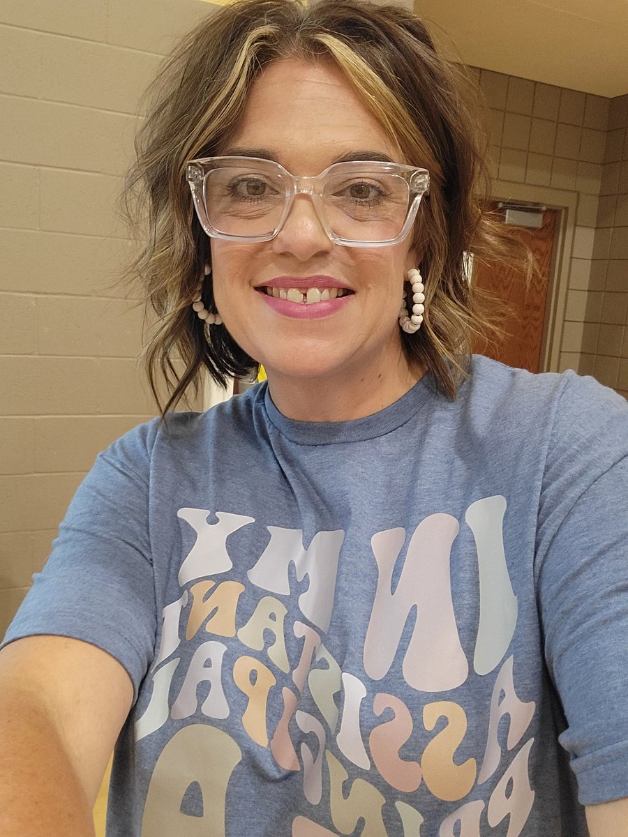 mv2teach's tweet photo. Welcome to our Growth Mindset Era! It's a great year to be a graywolf. We are going to work hard... and play too. #tswift #PTgraywolfAP https://t.co/eEUfyC9rT2