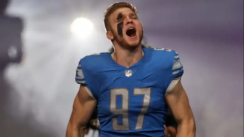 nflrums's tweet photo. Several scouts think the Detroit Lions Aidan Hutchinson could have a breakout season with 15-20 sacks. 

Hutchinson has been spending some time with JJ Watt this offseason, picking his brain. https://t.co/CCX1HUocn2
