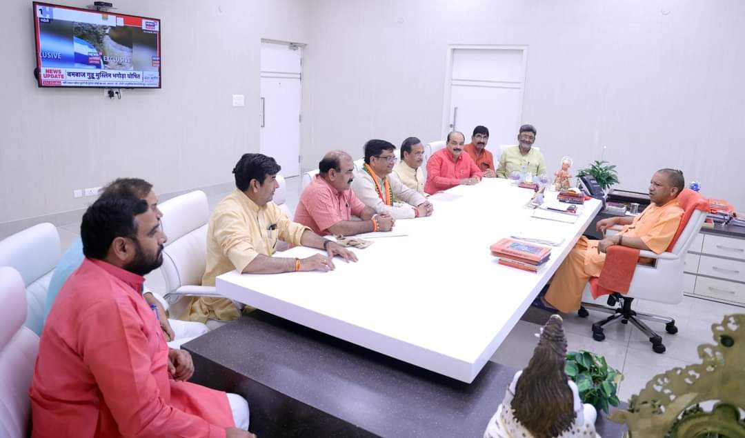 माननीय मुख्यमंत्री श्री <a href="/myogiadityanath/">Yogi Adityanath</a> जी से पूर्व उपमुख्यमंत्री आदरणीय श्री दिनेश शर्मा जी के नेतृत्व में तदर्थ शिक्षकों की समस्याओं के संबंध में भेंट किया।