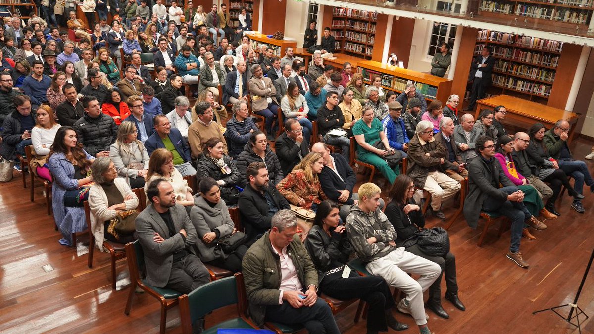 agaviriau's tweet photo. Algunas fotos del lanzamiento de "La explosión controlada".

Gracias a @robertopomboh por la presentación del libro y a todos por la compañía. https://t.co/ngs9ATx3el