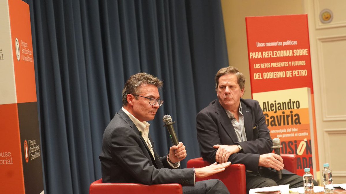 agaviriau's tweet photo. Algunas fotos del lanzamiento de "La explosión controlada".

Gracias a @robertopomboh por la presentación del libro y a todos por la compañía. https://t.co/ngs9ATx3el